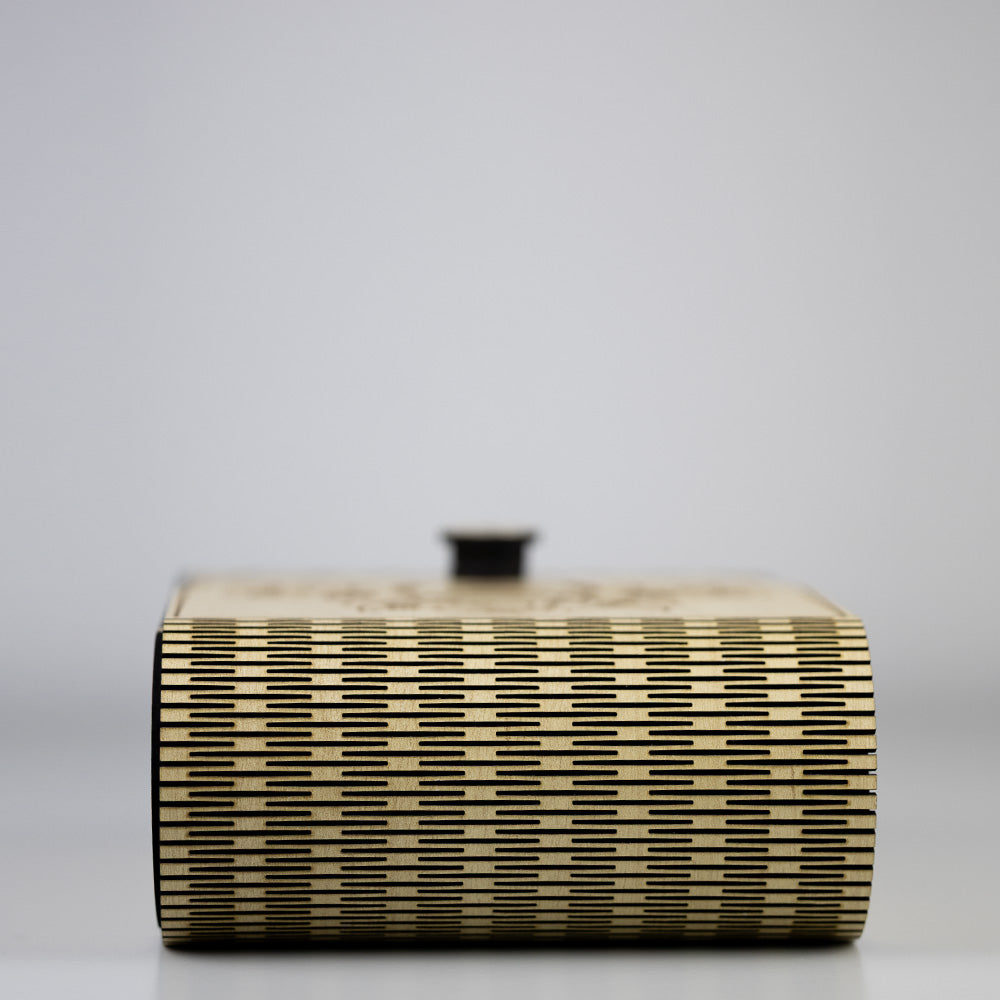 Holz Handtasche mit Welpenmotiv – Ein einzigartiges Design aus Ahornholz