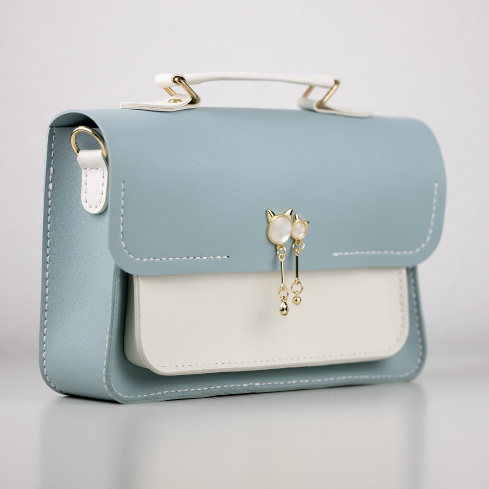 Handgemachte Kunstleder Handtasche in Hellblau – Ein Hauch von Eleganz