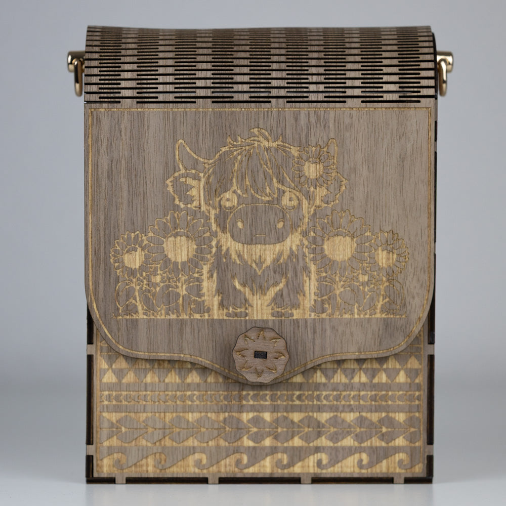 Holz Handtasche mit Baby Kuh – Ein Kunstwerk aus Walnussholz